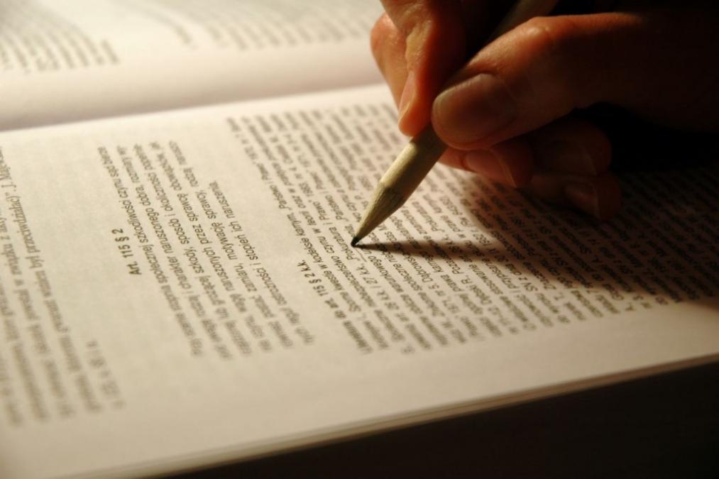 ما هي بعض الأخطاء الشائعة التي يجب تجنبها عند كتابة مراجعة كتاب؟